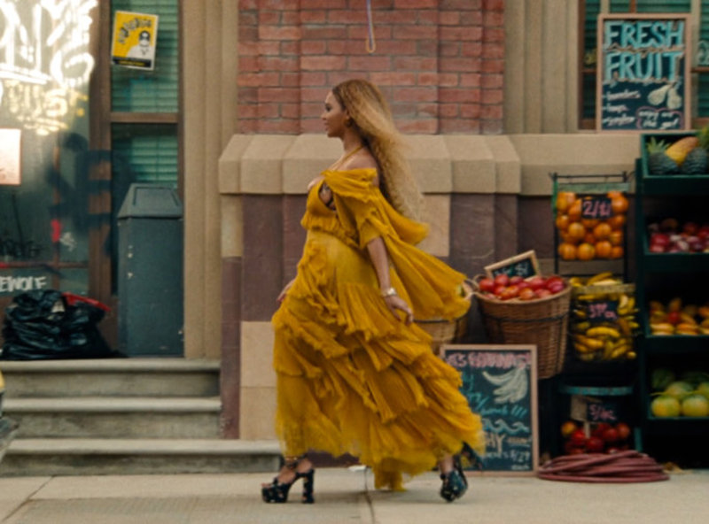 فساتين مستوحاة من فستان بيونسيه الأصفر من تصميم دار غوتشي